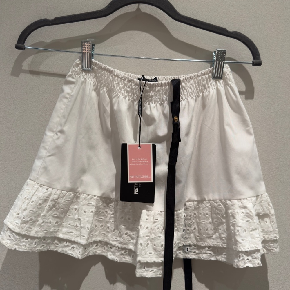 NWT- Pretty Little Things Petite White Broderie Anglaise Delail Skirt Size 4
